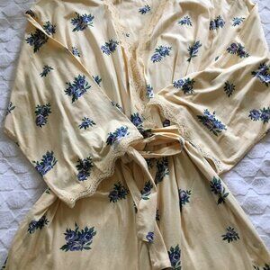 Victoria's Secret floral pattern short cotton robe, sz M, NWT